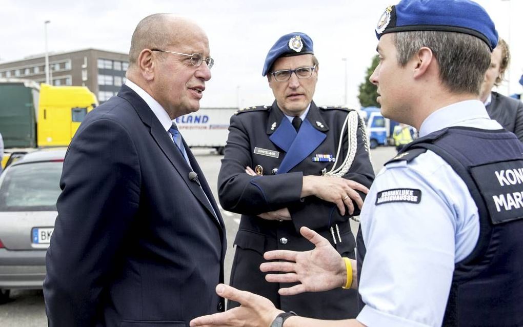 Staatssecretaris Teeven van Veiligheid en Justitie (l.) bij een grenscontrole op grensovergang Hazeldonk. beeld ANP