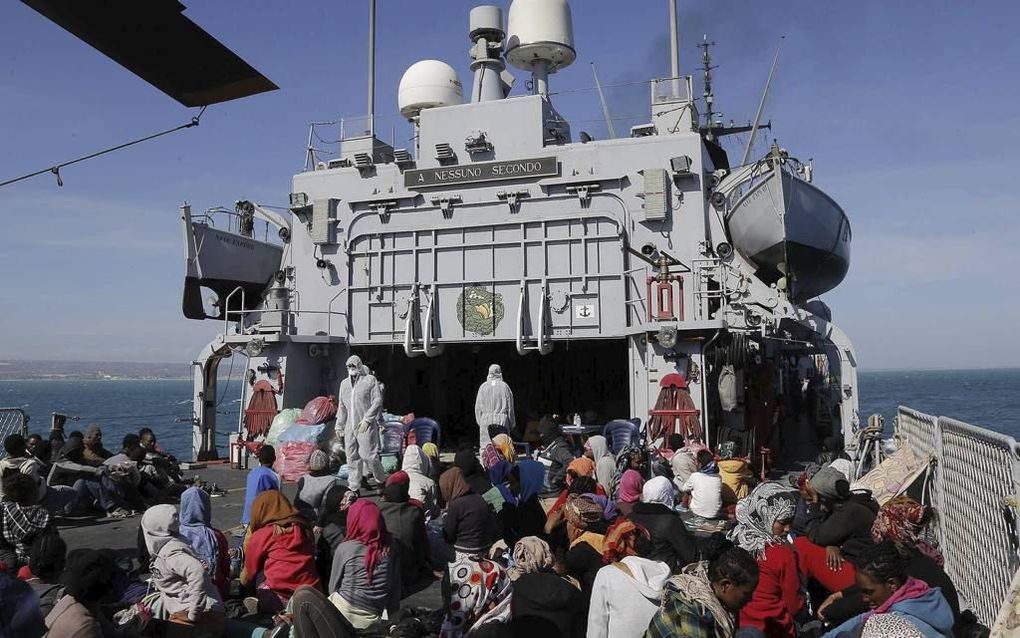 LAMPEDUSA. Afrikaanse migranten werden op 30 april uit zee opgepikt door de Italiaanse marine. beeld EPA