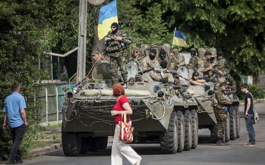 DONETSK. Oekraïense soldaten patrouilleren door het oostelijk deel van Oekraïne. beeld  EPA