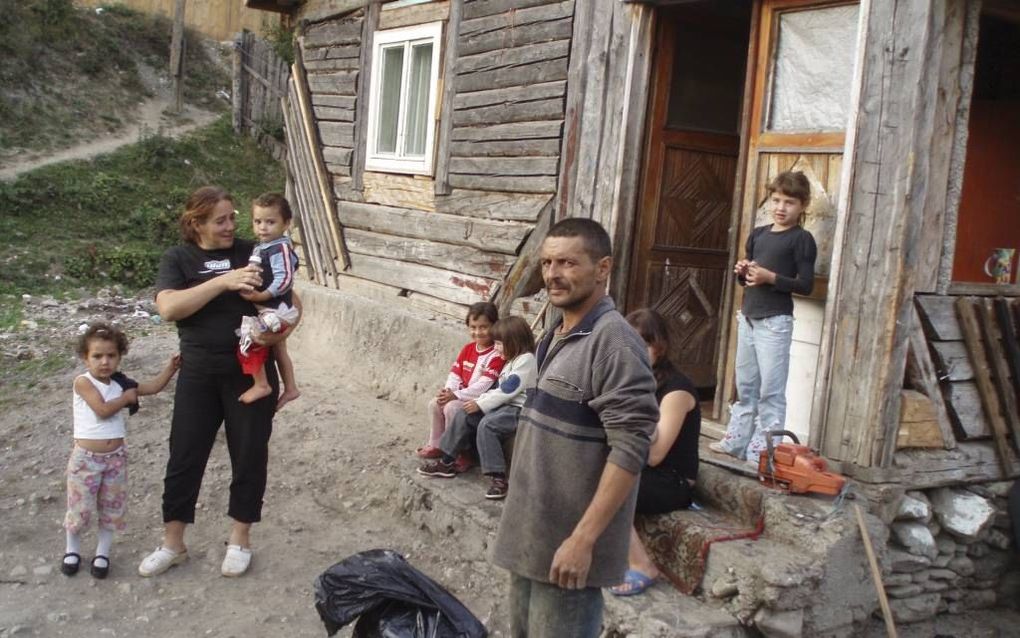 SACELE. Hulp van de stichting Karpaten Express uit Dordrecht arriveert in Sacele, een dorpje ten zuiden van het Roemeense Brasov. beeld Familie Hoeve