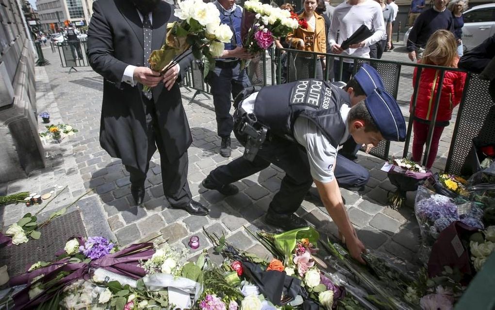 BRUSSEL. Voor het Joods Museum in de Belgische hoofdstad Brussel werden vanmorgen bloemen gelegd. Een onbekende schutter schoot in het gebouw zaterdag drie mensen dood en verwondde een vierde. De politie heeft beelden van de dader verspreid. De man ontkwa