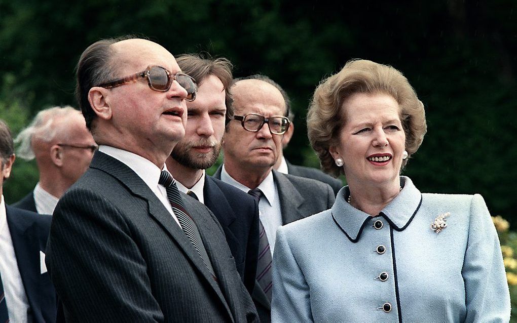 Jaruzelski (l.) in 1989 met de toenmalige Britse premier Margaret Thatcher. beeld AFP