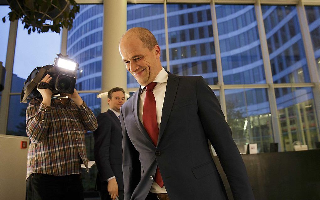 PvdA-fractievoorzitter Diederik Samsom verlaat het ministerie van Onderwijs na afloop van het overleg met minister Jet Bussemaker over de invoering van een sociaal leenstelsel voor studenten. Foto ANP