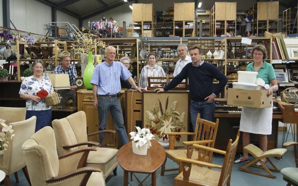 In Goes wordt vrijdag een kringloopwinkel geopend voor de Zending Gereformeerde Gemeenten. In het midden commissieleden Van Gilst (links) en Fierloos (rechts). beeld Corina Schipaanboord