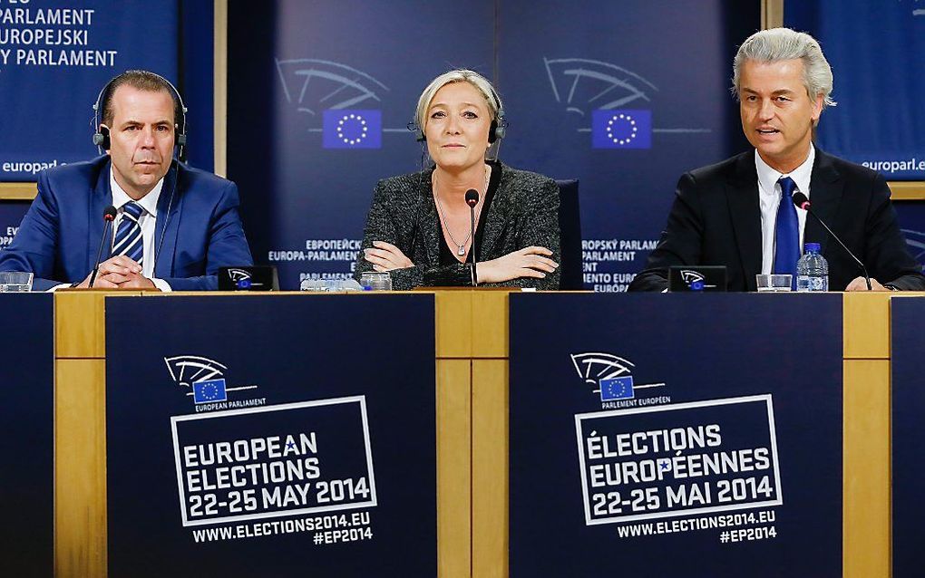 Harald Vilimsky, Marine Le Pen en Geert Wilders (v.l.n.r.) tijdens hun gezamenlijke persconferentie in Brussel. beeld EPA