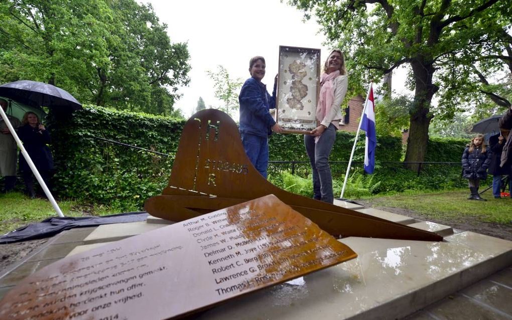 GROENEKAN. In Groenekan werd woensdag een monument onthuld ter nagedachtenis aan de bemanning van een Amerikaanse bommenwerper. Deze B-17 maakte in 1944 een noodlanding bij het Utrechtse dorp.  beeld Ton Borsboom