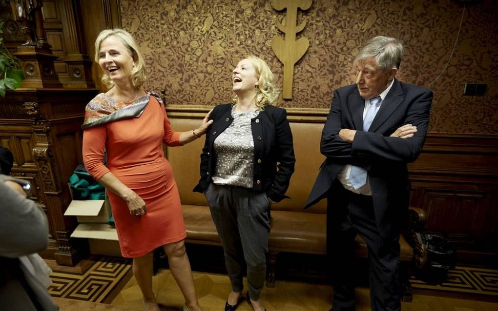 Annie Schreijer (L), haar man en lijsttrekker Esther de Lange bij de CDA burelen. beeld ANP