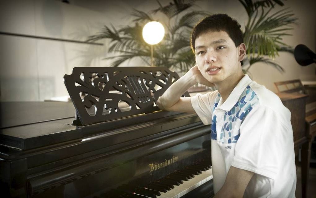 Pianotalent Martin Oei: De piano is een lekker overzichtelijk instrument met witte en zwarte toetsen. foto RD, Henk Visscher