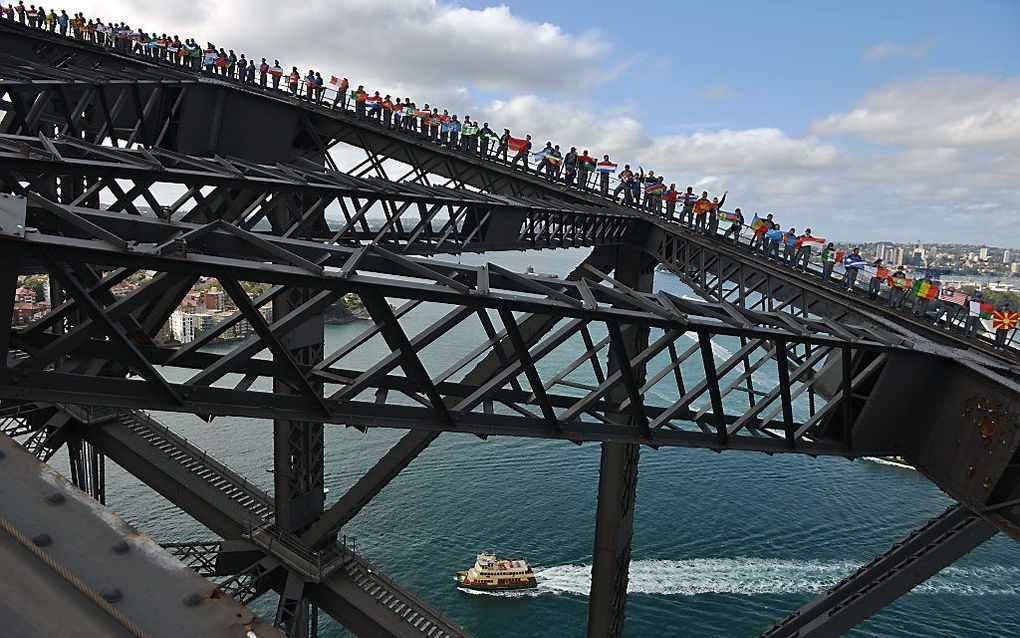 Op de Harbour Bridge in het Australische Sydney zijn vrijdag twee wereldrecords gesneuveld. Niet minder dan 340 mensen beklommen de brug. Omdat ze allemaal een vlag vasthielden braken ze ook het record van het grootste aantal vlaggen op de brug. De deelne