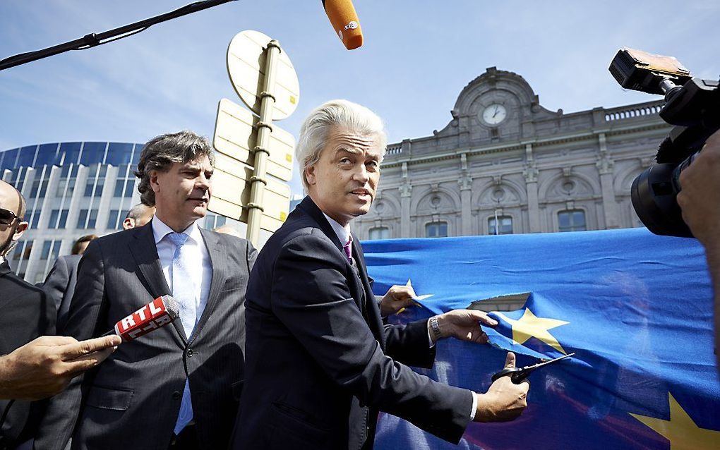 Wilders knipt een ster uit de Europese vlag, om die terug naar Nederland te brengen. Foto ANP