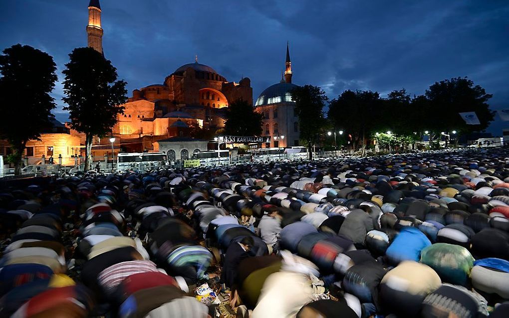 Duizenden demonstranten doen zaterdagmorgen een gebed voor Hagia Sophia in Istanbul, dat momenteel een museum is maar mogelijk weer een moskee wordt. Voorheen was het gebouw een Griekse basiliek. beeld EPA