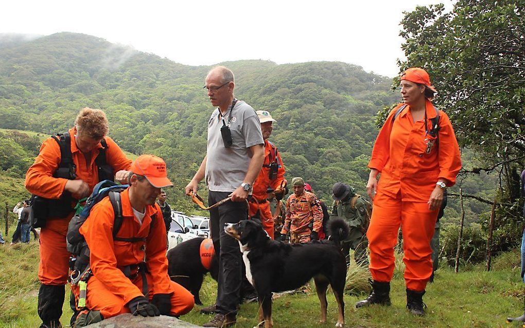 Reddingswerkers van Stichting reddingshonden RHWW uit Duiven in Panama. beeld EPA