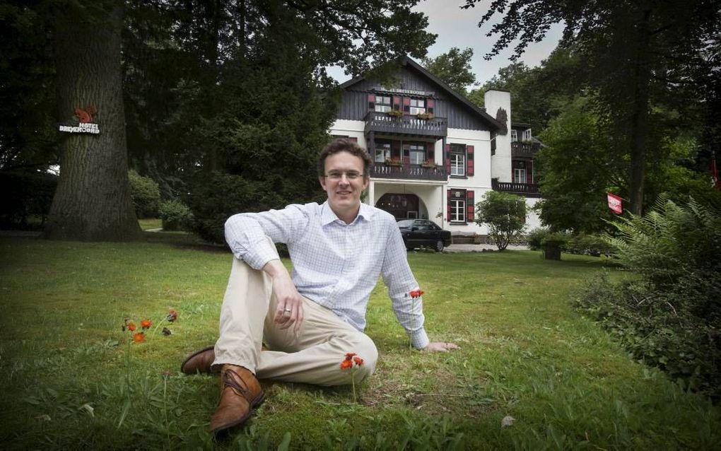 Jan Willem van der Straaten voor hotel Dreyeroord in Oosterbeek. Het familiebedrijf sluit per 1 oktober wegens afnemende klandizie. beeld RD, Henk Visscher