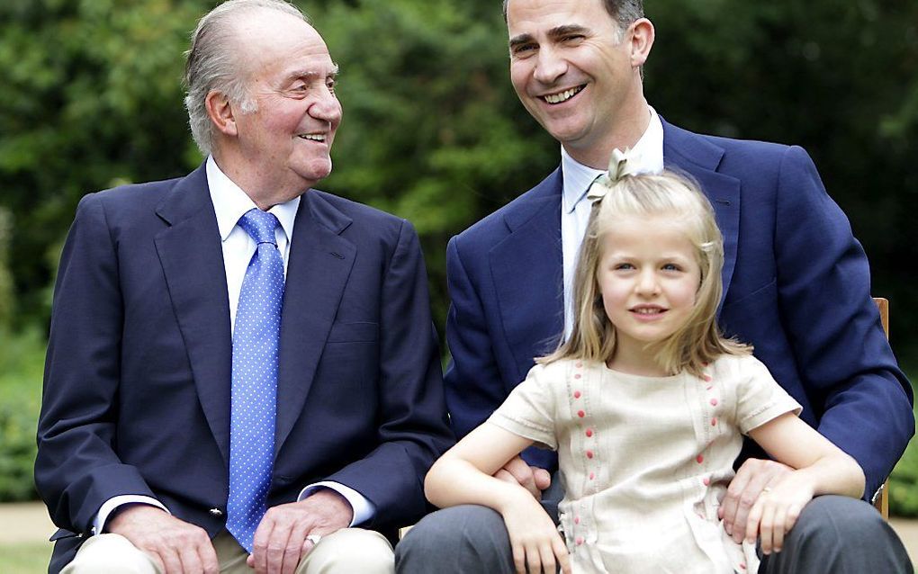 Juan Carlos, zijn opvolger prins Felipe en diens oudste dochter Leonor. beeld EPA