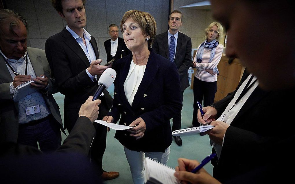 Martine Baay-Timmerman leest een verklaring voor aan de pers. Foto ANP