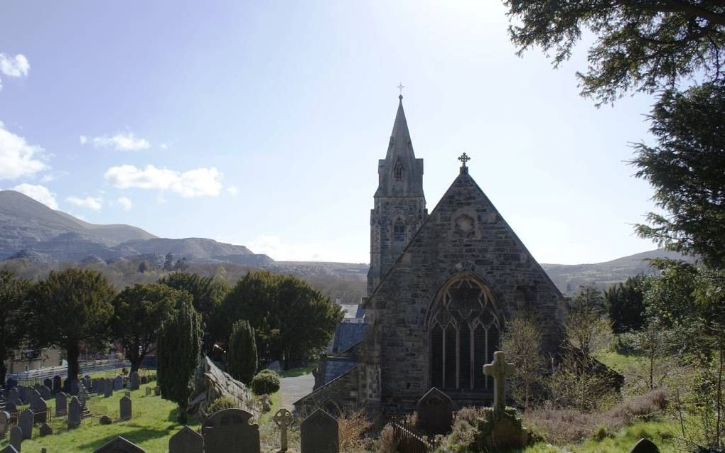 Wales - een beetje op een heuvel staat de hoofdkerk van Bethesda, Christ Church. Beeld Jan van 't Hul