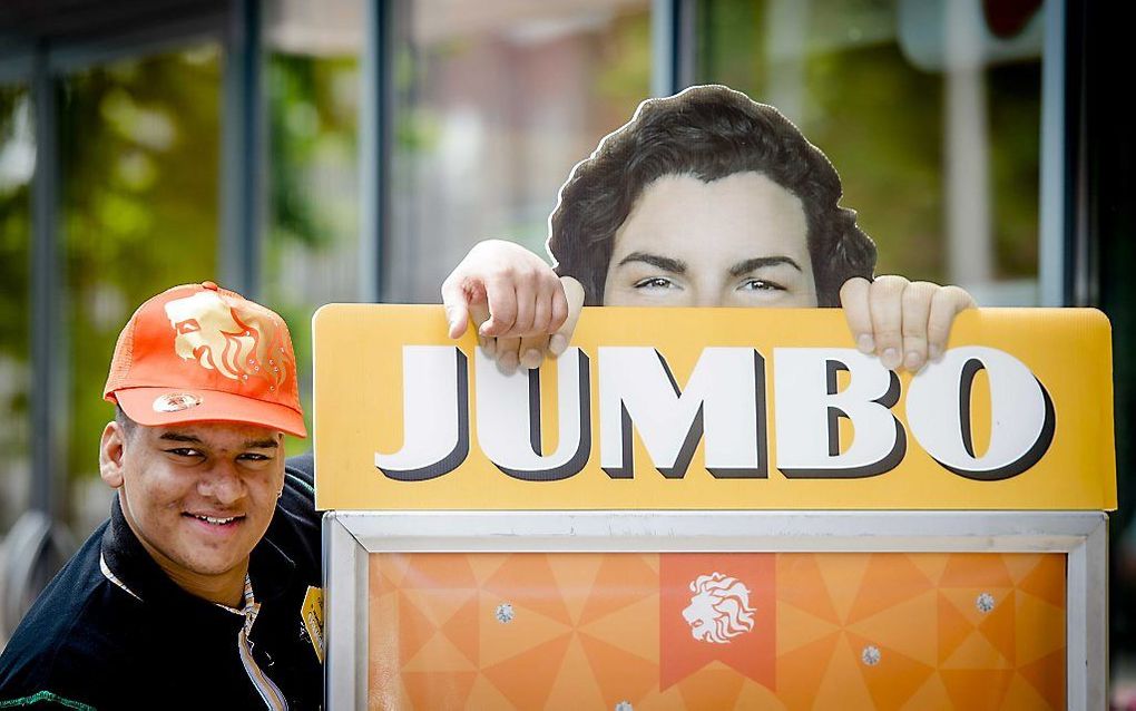 Een medewerker van de Jumbo in Utrecht met een juichpet. beeld ANP