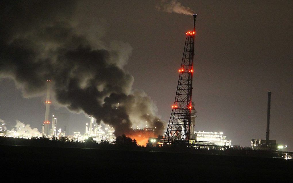 Zwarte rookwolken zijn dinsdagavond te zien boven het terrein van Shell Moerdijk. beeld ANP