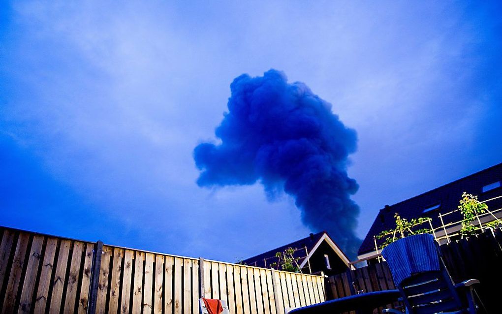 Een grote rookwolk is te zien vanuit een tuin in Klundert. beeld ANP / Nu.nl, Peter Goedhart