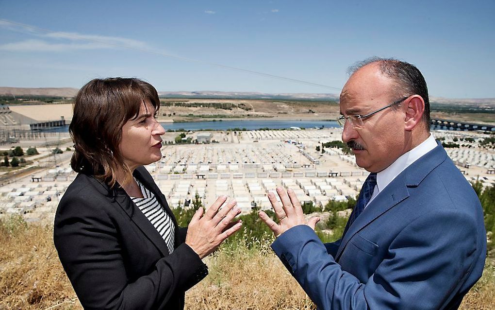 GAZIANTEP - Minister voor Buitenlandse Handel en Ontwikkelingssamenwerking Lilianne Ploumen krijgt uitleg van iemand van de AFAD, de Turkse rampenbestrijding, tijdens een bezoek aan een Syrisch vluchtelingenkampen. De AFAD is verantwoordelijk voor de opva