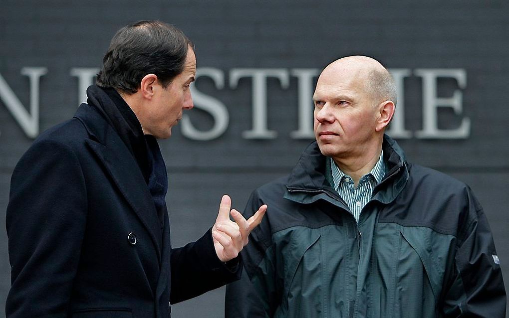 Advocaat Geert Jan Knoops in gesprek met Ernest Louwes. Foto ANP