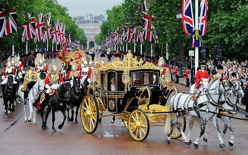 Het Britse koningshuis nam woensdag een nieuwe koets in gebruik, de State Coach Britannia. beeld EPA