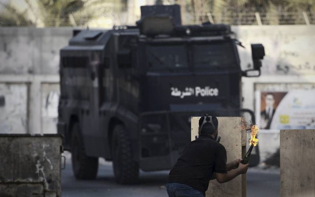 Een demonstrant in Bahrein gooit een benzinebom naar de oproerpolitie. beeld AFP