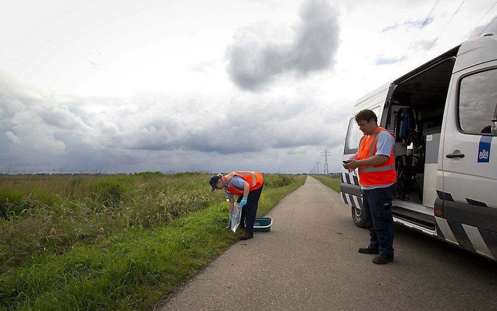 Medewerkers van het Rijksinstituut voor Volksgezondheid en Milieu (RIVM) doen onderzoek naar roetdeeltjes die na de grote brand bij Shell in Moerdijk in de wijde omgeving terecht zijn gekomen. Foto ANP