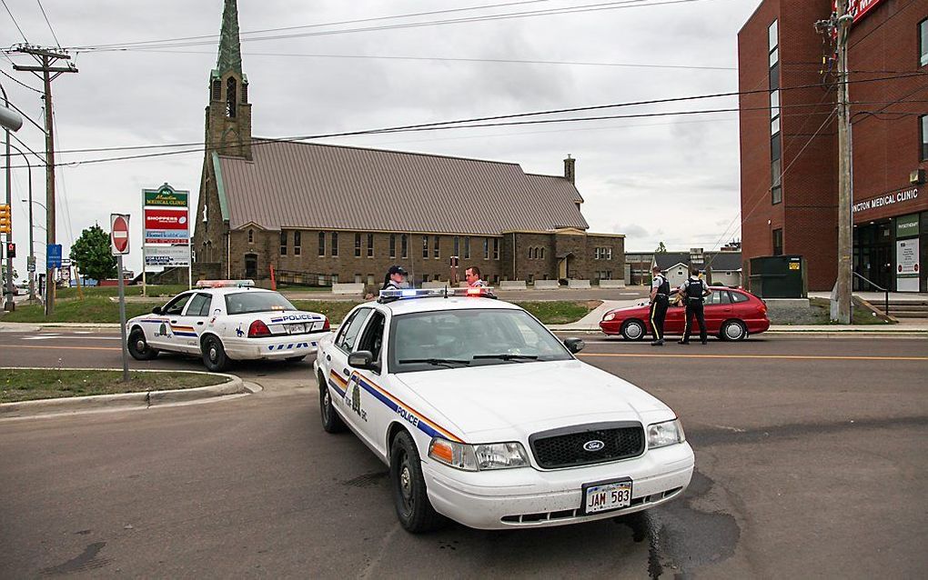 De politie in Moncton heeft een toegangsweg afgezet, om auto´s te onderzoeken. Foto EPA