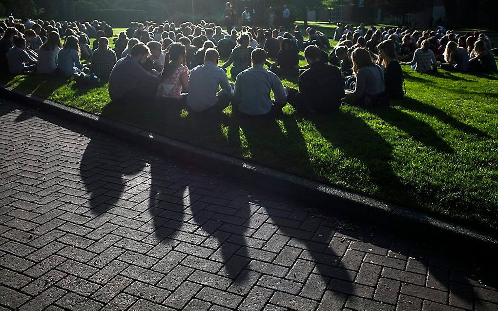 Studenten en docenten van de universiteit bidden na de schietpartij. Foto EPA