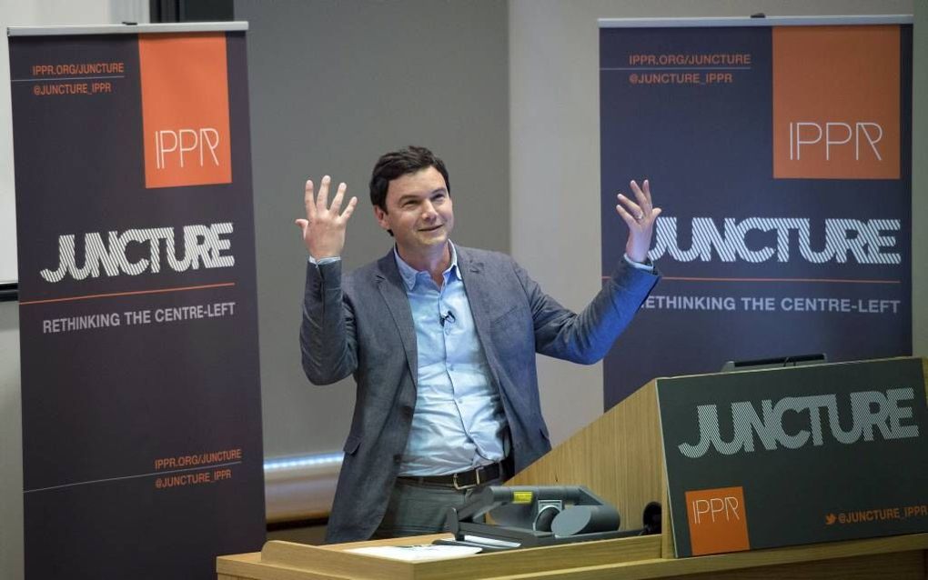 De Franse econoom Thomas Piketty spreekt voor een groep studenten in Londen. beeld AFP