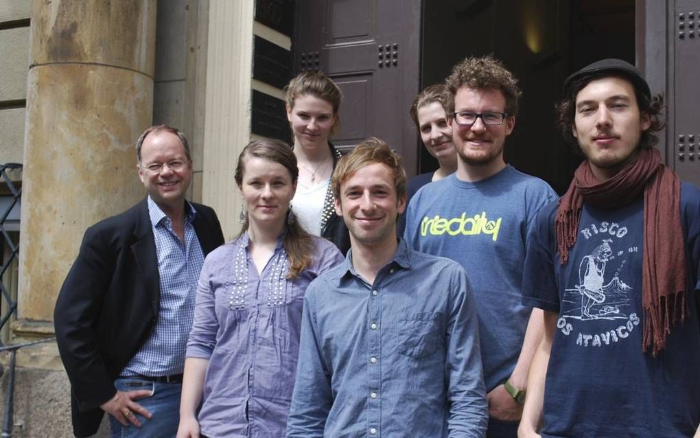 Schoolleider Oscar Tiefenthal (geheel links) met enkele van zijn studenten voor de ingang van de Evangelische Journalistenschule in Berlijn. Beeld: Bertus Bouwman