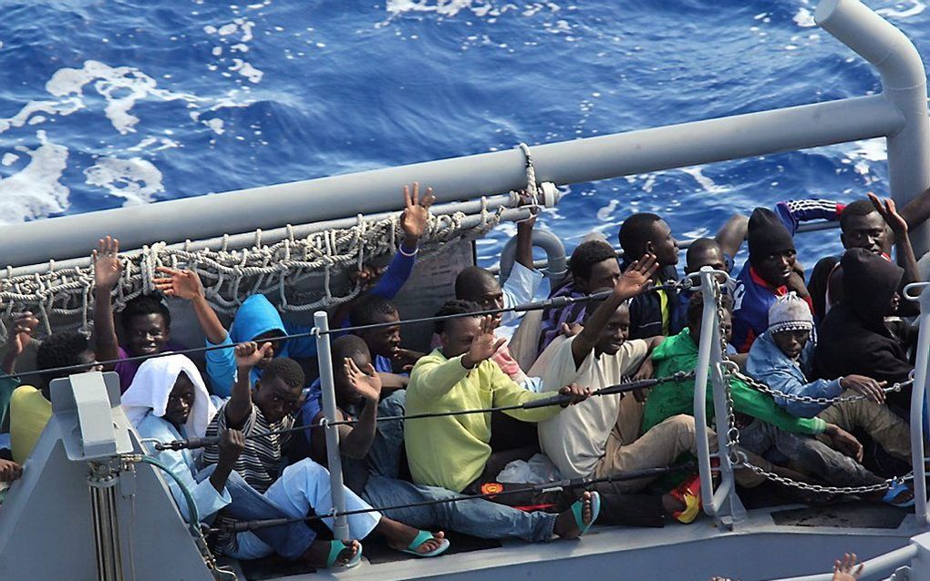 De Italiaanse kustwacht pikt met regelmaat Afrikaanse vluchtelingen uit zee. Foto EPA