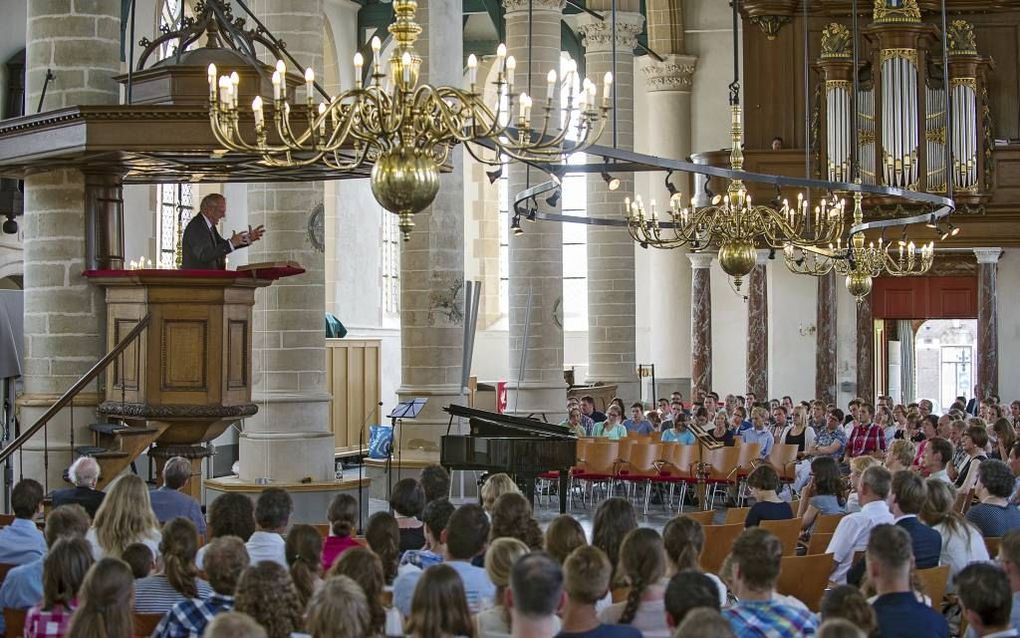 Het Pinksterappel in de Oude Kerk te Weesp. beeld Kees Boelhouwer