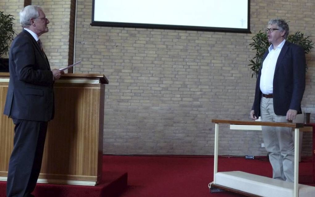 Foto: de lezing van het formulier door de bevestiger ds. Carel Affourtit en de beantwoording van de vragen door ds Paul den Hertog. Beeld Frans van der Feen