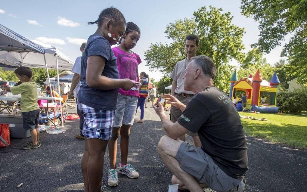 Een Amerikaanse voorganger praat met kinderen over het Evangelie. In de ogen van de „gematigde calvinist” Norman Geisler zijn „strikte calvinisten” ongeschikt voor evangelisatiewerk. beeld Adam Covington