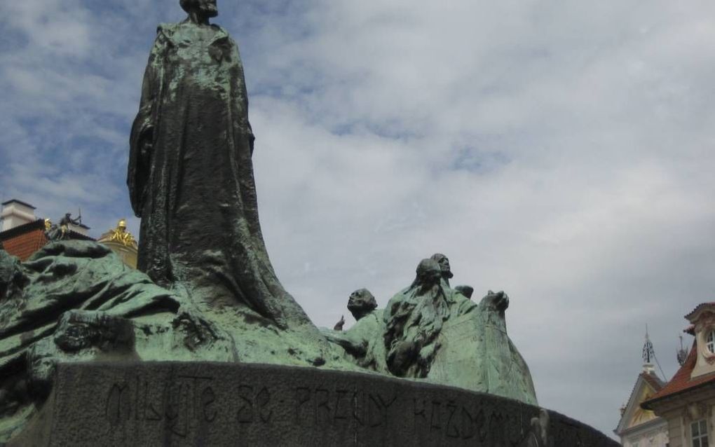 In de stad Praag staat een groot Hus-monument.  beeld RD