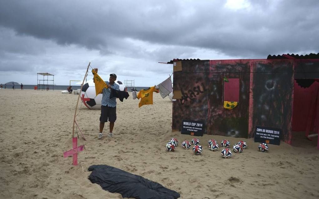 Op de Braziliaanse stranden hebben regelmatig protesten van favelabewoners plaats. beeld AFP