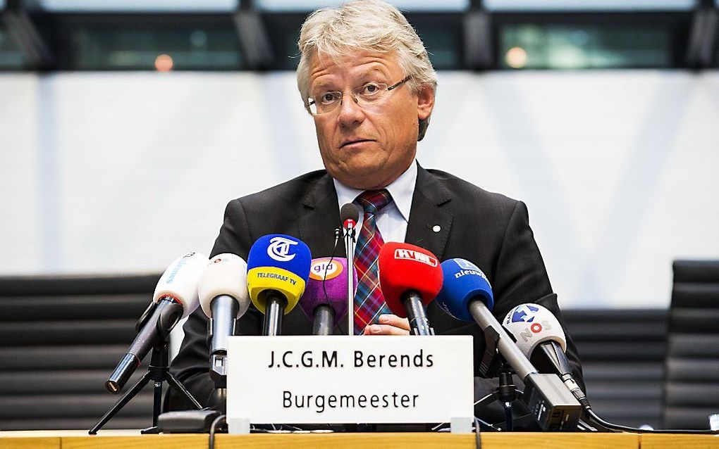 Burgermeester John Berends van Apeldoorn houdt een persconferentie over de komst van Volkert van der G. naar zijn stad. De moordenaar van Pim Fortuyn woont al een paar weken in de Gelderse gemeente. beeld ANP