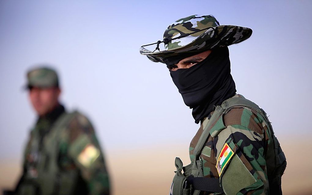 Een Koerdische veiligheidsbeamte bij een controlepost in de buurt van Arbil. Foto AFP