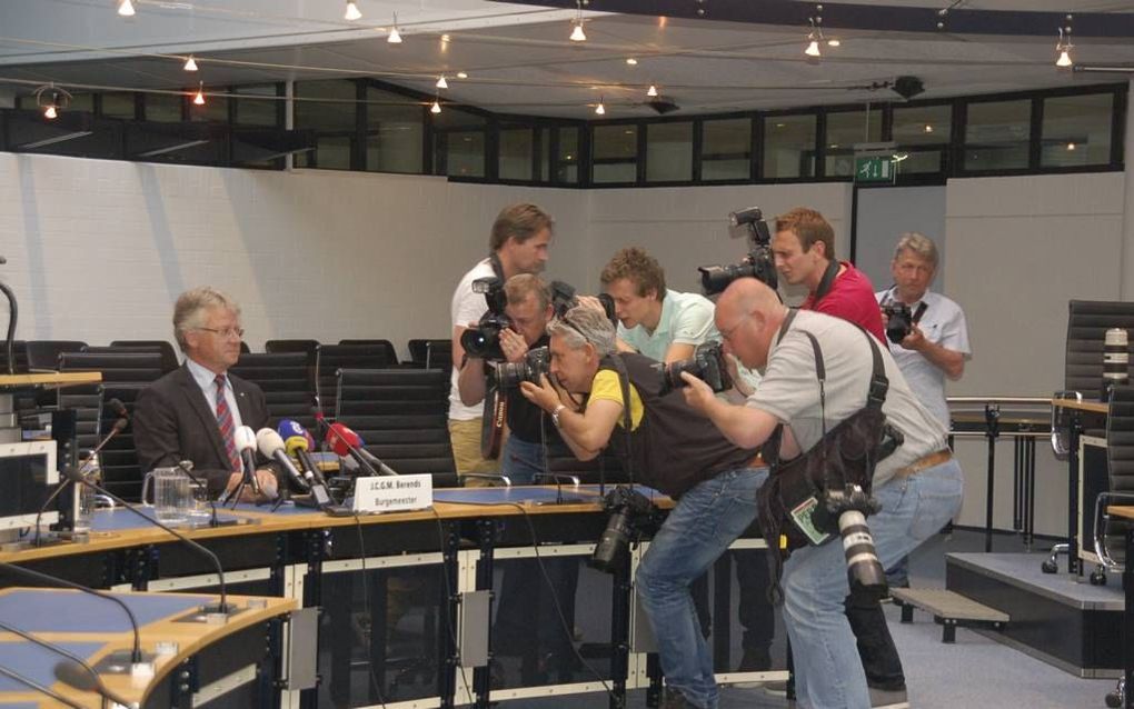 Fotografen belagen burgemeester Berends van Apeldoorn tijdens een persbijeenkomst over Volkert van der Graaf. beeld RD, Gerard ten Voorde