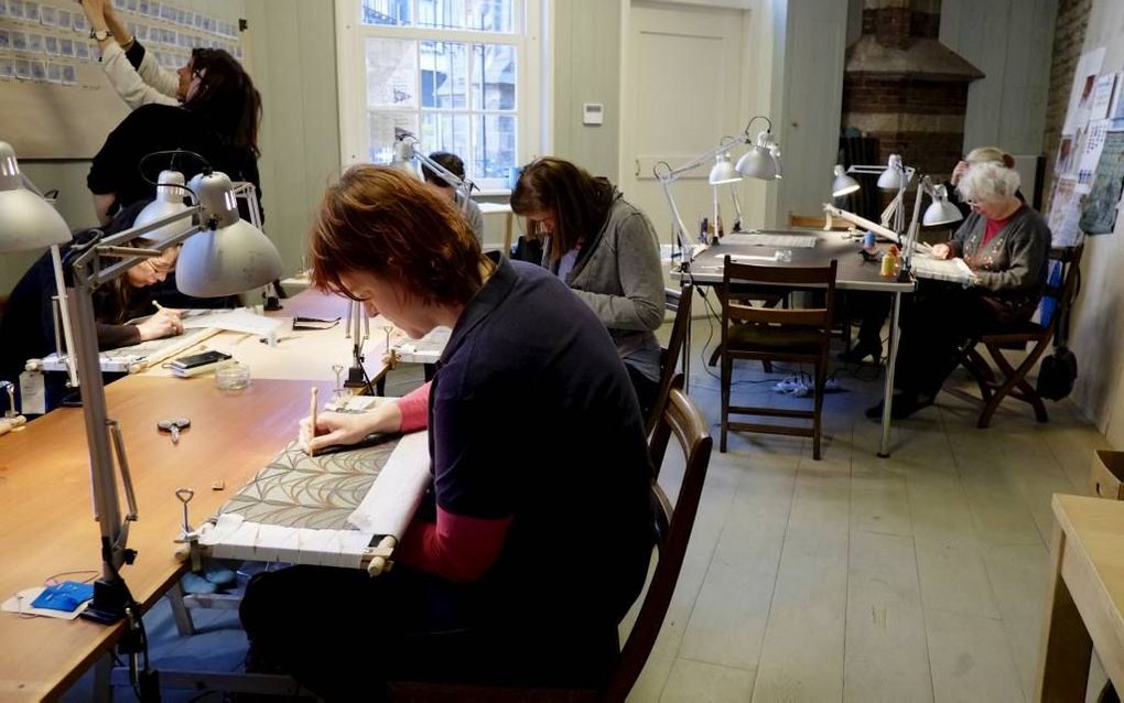 AMSTERDAM. In het kerkatelier van de Oude Kerk in Amsterdam werkt kunstenaar Sara Vrugt, samen met buurtbewoners en anderen, aan de nieuwe bekleding voor 118 stoelen van de Oude Kerk. Samen vertellen de stoelen een verhaal over de kerk, de buurt en de men