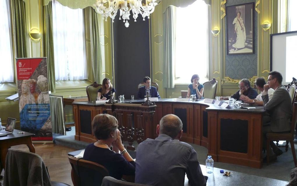 Aan de Rijksuniversiteit Groningen kreeg de Amerikaanse socioloog prof. José Casanova (achter de tafel, derde van rechts) gisteren een eredoctoraat uitgereikt. Beeld RD