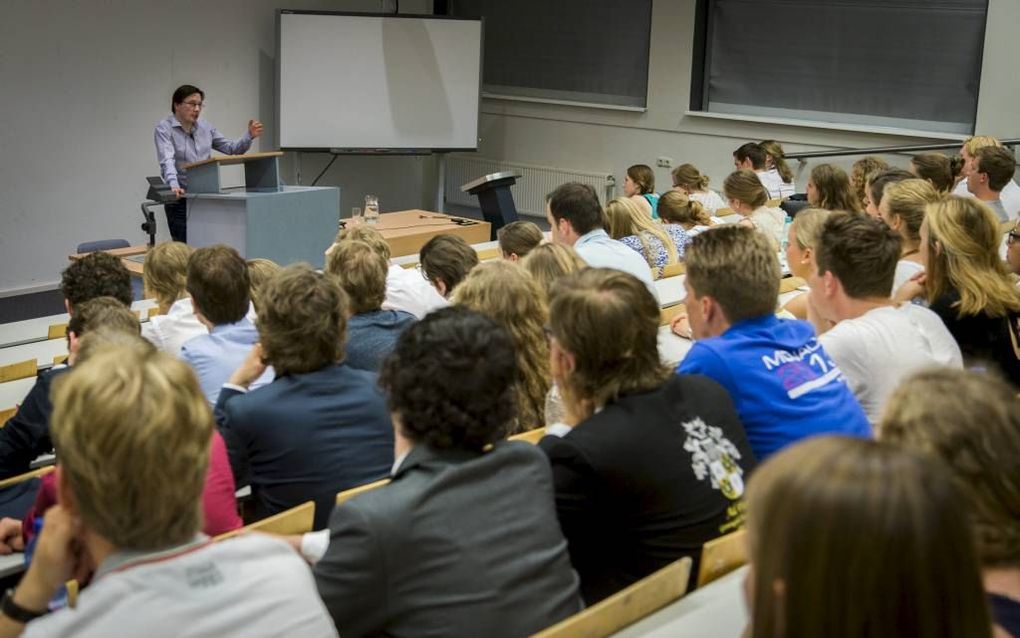 Dr. Emanuel Rutten hield donderdag voor de Groningse afdeling van de studentenvereniging CSFR een lezing over de argumenten voor het bestaan van God. Beeld Jan Willem van Vliet