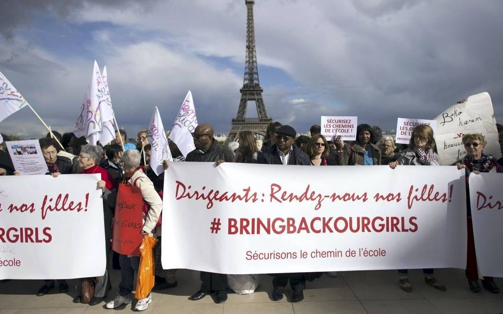 Demonstratie voor vrijlating van ontvoerde Nigeriaanse meisjes in Parijs. beeld AFP