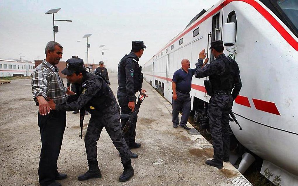 Het Iraakse leger controleert treinpassagiers in Bagdad. Foto AFP