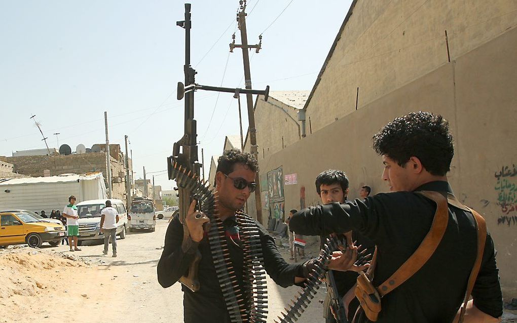 Sjiitische mannen hebben zich in Bagdad vrijwillig aangemeld om te vechten. beeld AFP