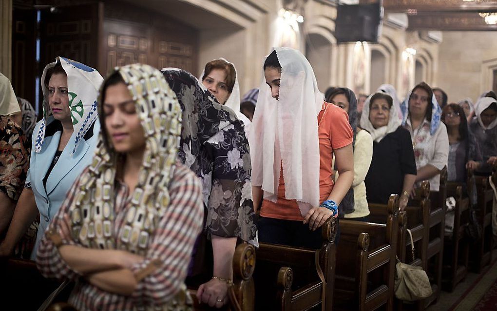 Koptische christenen tijdens een kerkdienst in Caïro. Foto AFP