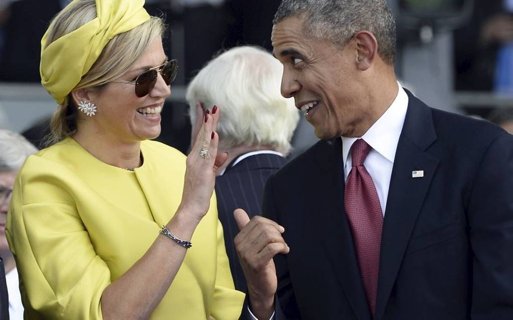 Het vrolijke onderonsje dat koningin Máxima in Normandië met de Amerikaanse president Obama had, vinden verschillende Nederlanders ongepast.  beeld EPA