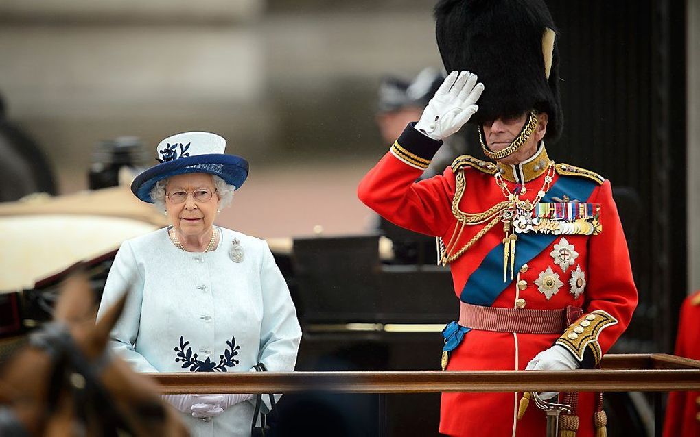 De Britse vorstin Elizabeth en haar man prins Philip zaterdag tijdens de parade Trooping the Colour. beeld AFP